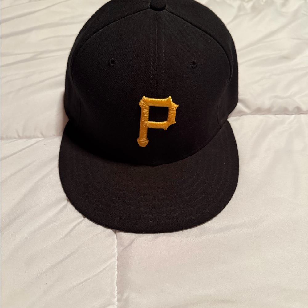 Pittsburgh Pirates low profile fitted hat. Size 7 1/2